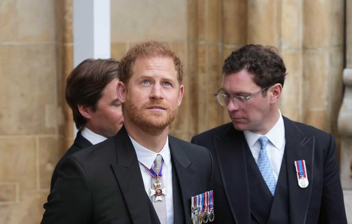 Prins Harry laat niets heel van zijn stiefmoeder Camilla: “Daarom valt